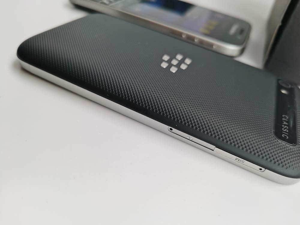BlackBerry Classic Q20 Unlocked 16GB Keyboard Smartphone