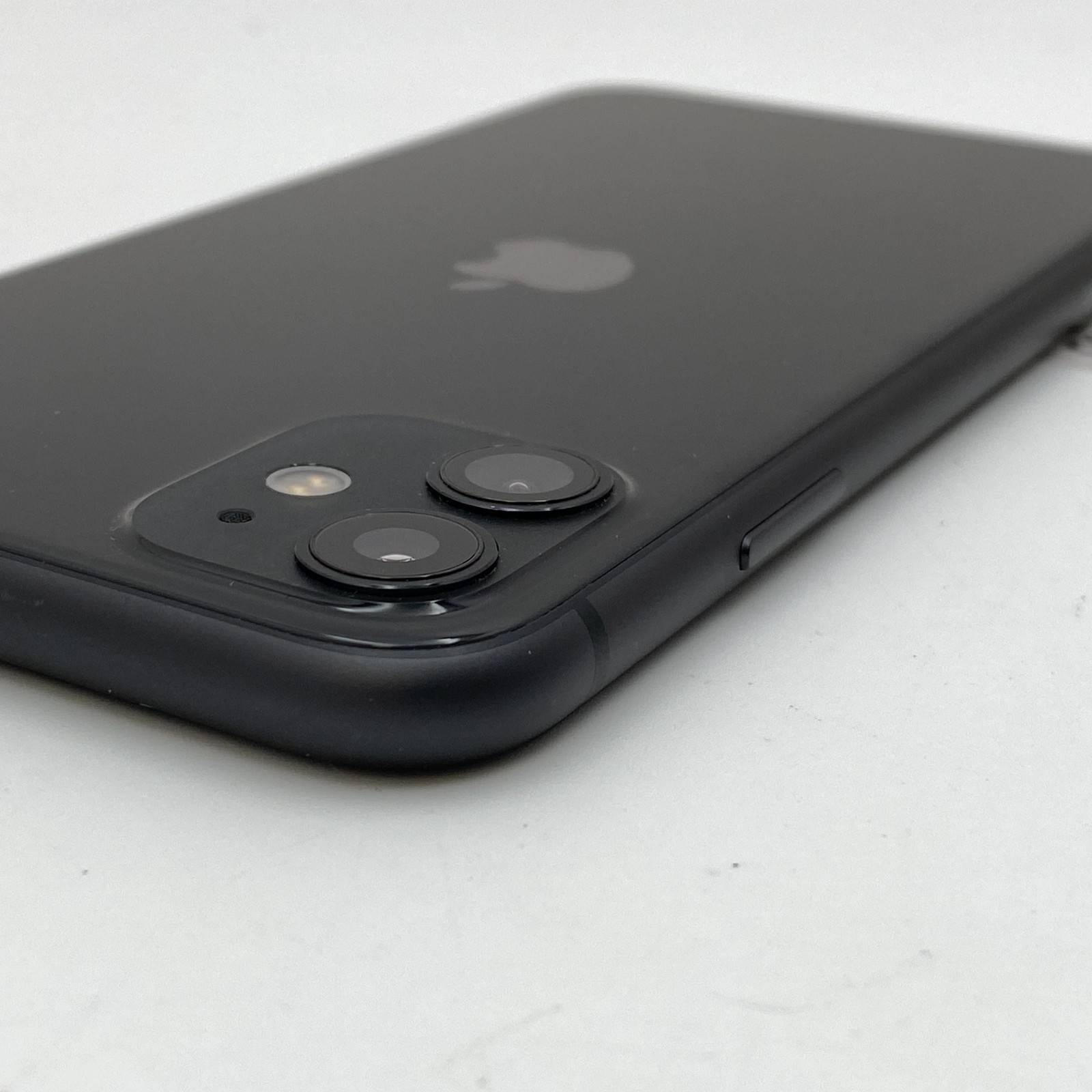 Apple iPhone 11 – 64GB – Black (Consumer Cellular ONLY) – Good Condition