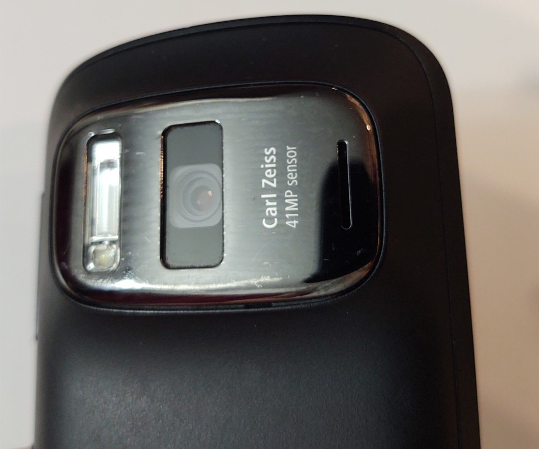 Nokia 808 Pureview Smart phone Cell phone – COMPLETE – Black, with extras!
