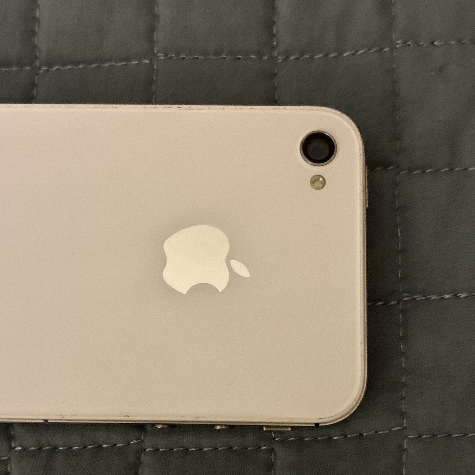 Apple iPhone 4 White Bar Smartphone – For Parts or Not Working