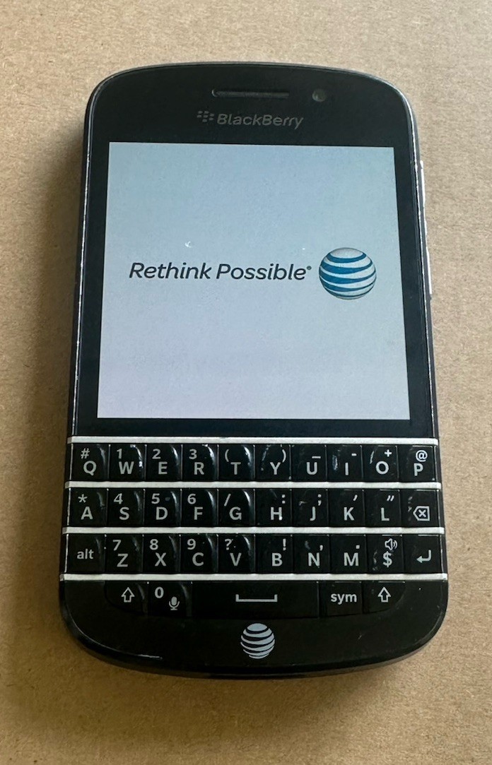 AT&T BlackBerry Q10 16GB QWERTY Touchscreen RFL111LW GSM NFC Vintage READ DESCRI