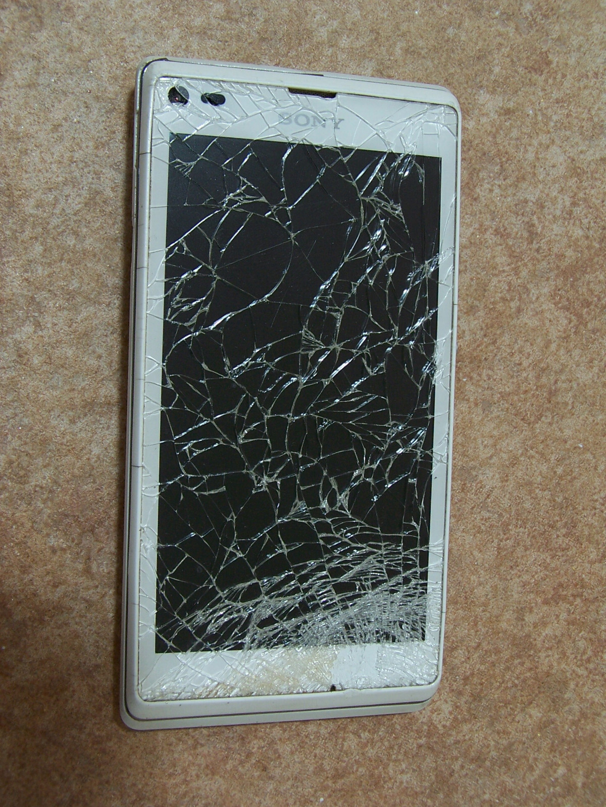 Sony Xperia L C2105 white android smartphone for parts / spares – broken screen